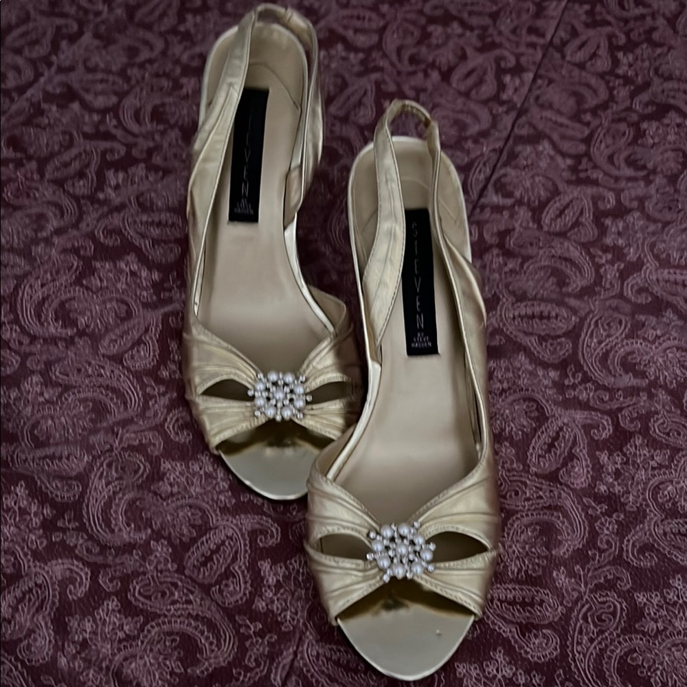 Elegant Gold Slingback Heels with Peep-Toe and Decorative Bow